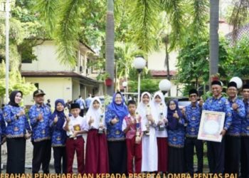 Kadisdik Kota Cirebon Berikan Kepedulian Kepada Siswa Juara PAI Tingkat Jawa Barat.