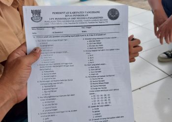 Aneh Bin Ajaib, Siswa/i SMPN 6 Pasar Kemis Gelar PTS di Luar Kelas, Ada Perintah Oknum Guru, Bebas Mencontek Dong ?