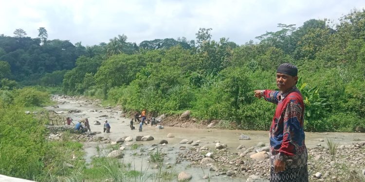Antisipasi Longsor Warga Benda Kerep Buat Bronjong Penahan Air