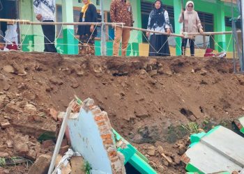 Tebing Pemagaran SDN 1 Sinarracang Longsor, Orang Tua Berharap Pemerintah Cepat Menanggulanginya