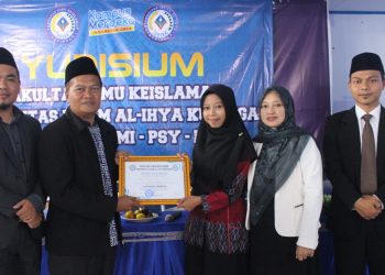 Lilis Purwasih Wanita Pintar Ini Mendapat Piagam Penghargaan Menjadi Lulusan Terbaik