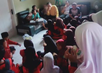 Contohkan Sikap Peduli, Guru Dan Para Siswa Jenguk Siswa Yang Sakit