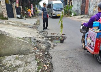 Pengendara Oleng.!! Jalan Cirea Kuningan Banyak Lobang
