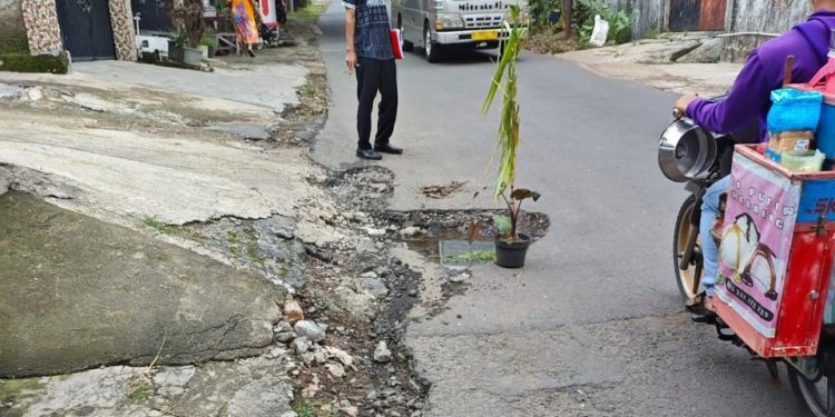 Pengendara Oleng.!! Jalan Cirea Kuningan Banyak Lobang