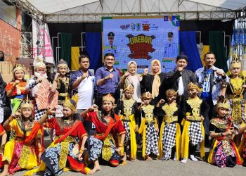 Meriahkan Hari Jadi Kota Cirebon, Anggota PGRI Gelar Jalan Santai Berbatik