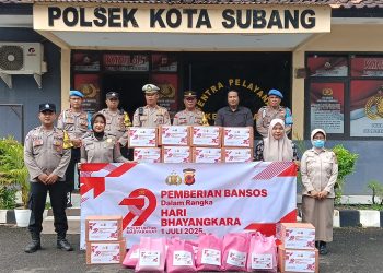 Polsek Kota Subang Bagikan Bingkisan Bansos, Dalam Rangka HUT Polri ke 79