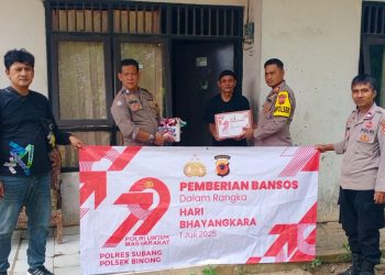 Dalam rangka HUT Polri yang ke 79 Kapolsek Binong AKP Asep Musa Dinata S.I.P. MM  Bagi – bagikan Bantuan Sembako