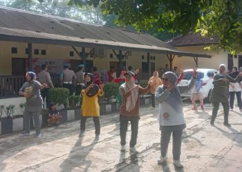 Dalam Rangka HUT Bhayangkara ke 79, Kapolsek Subang Kota AKP Endang Suganda Adakan Bakti Sosial Pengobatan Gratis dan Senam Sehat  Bagi Warga Sekitar