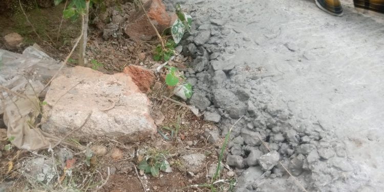 Cor Beton Desa Sukasari Baru Semalam Sudah Retak, Pekerjaan Tanpa Papan Nama Patut Dicurigai