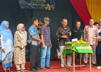 Kepala SMP Ngeri 4 Subang, Bersama Ketua Alumni Potong Tumpeng Pada Acara Dies Natalis Ke – 44 Tahun 2025