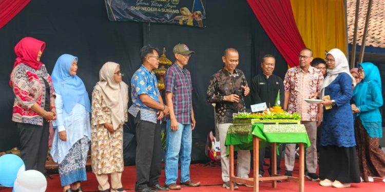 Kepala SMP Ngeri 4 Subang, Bersama Ketua Alumni Potong Tumpeng Pada Acara Dies Natalis Ke – 44 Tahun 2025